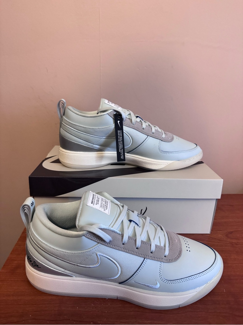 Nike Men's Light Gray Athletic Low-Top Sneakers